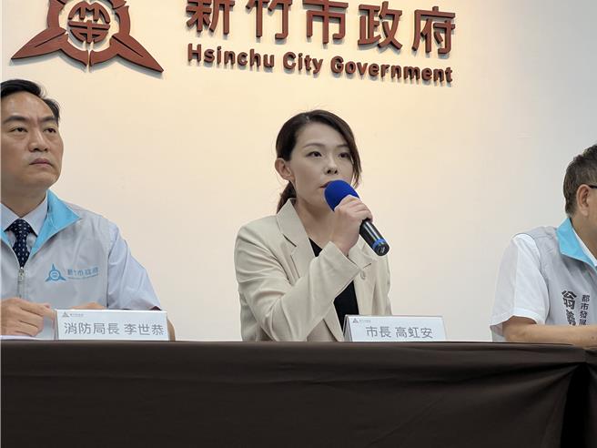 新竹市長高虹安4日率市府多位局處長開記者會，說明晴空匯大火後續情形。（王惠慧攝）