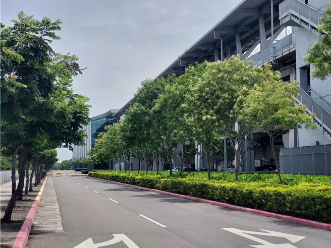 雲林高鐵站的西側目前是封閉狀態，無法紓解接駁車流量。（周麗蘭攝）