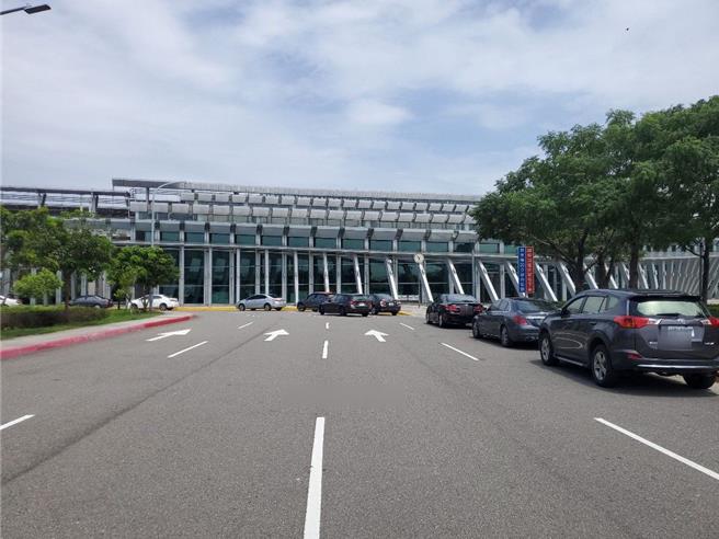 雲林高鐵站目前是單一出入口，僅正前門可接送客，以至節日車流量大時交通打結。（周麗蘭攝）