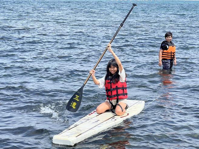 澎湖馬公市五德國小畢業生手作SUP，4日在五德舊碼頭下水。（馬公市公所提供／許逸民澎湖傳真）