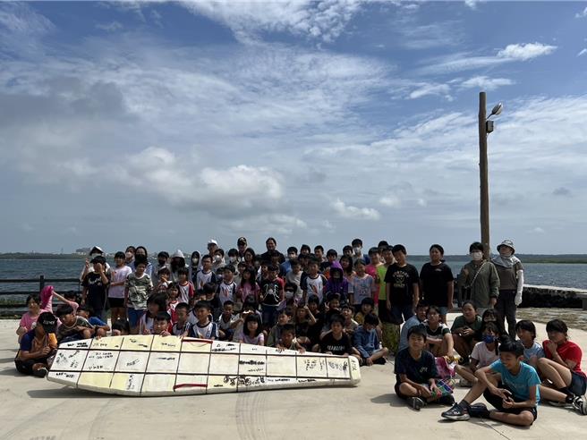 澎湖馬公市五德國小畢業生手作SUP，4日在五德舊碼頭下水，為接下來的小鐵人和畢業典禮的一系列畢業季活動揭開序幕。（馬公市公所提供／許逸民澎湖傳真）