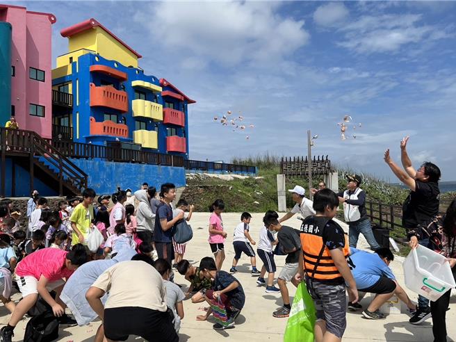 澎湖馬公市五德國小畢業生手作SUP，4日在五德舊碼頭下水，馬公市長參一腳擲吉。（馬公市公所提供／許逸民澎湖傳真）