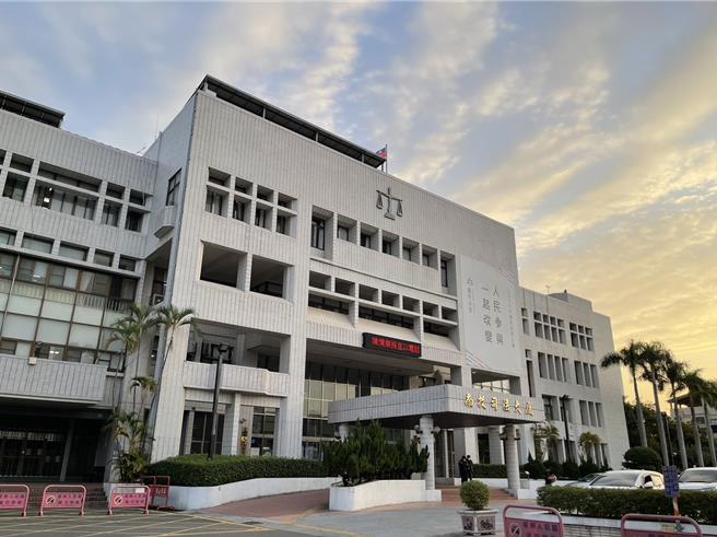 棒球教練以關懷弱勢學生之名，10年來對22名男童伸狼爪，涉嫌強制猥褻、強制性交、強制性交未遂、甚至拍攝逞慾影片等共犯68罪。（楊靜茹攝）