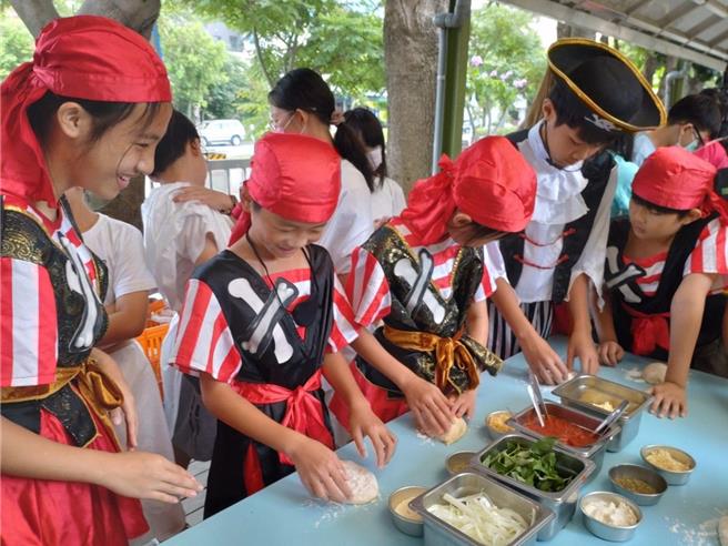 學生們穿著各國服裝。（苗栗縣政府提供／李京昇苗栗傳真）