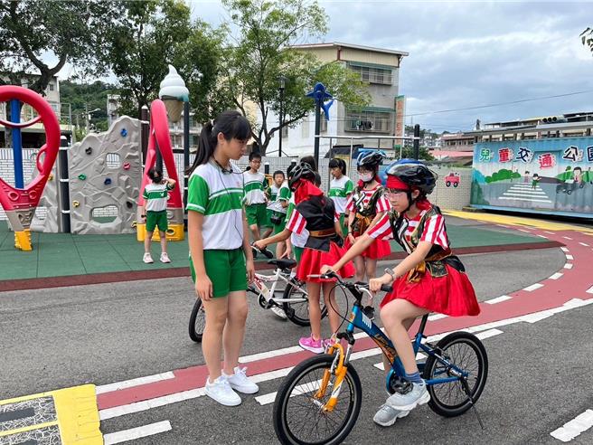 學童們闖關玩遊戲體驗。（苗栗縣政府提供／李京昇苗栗傳真）