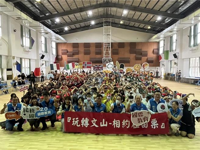 眾人合影留念。（苗栗縣政府提供／李京昇苗栗傳真）