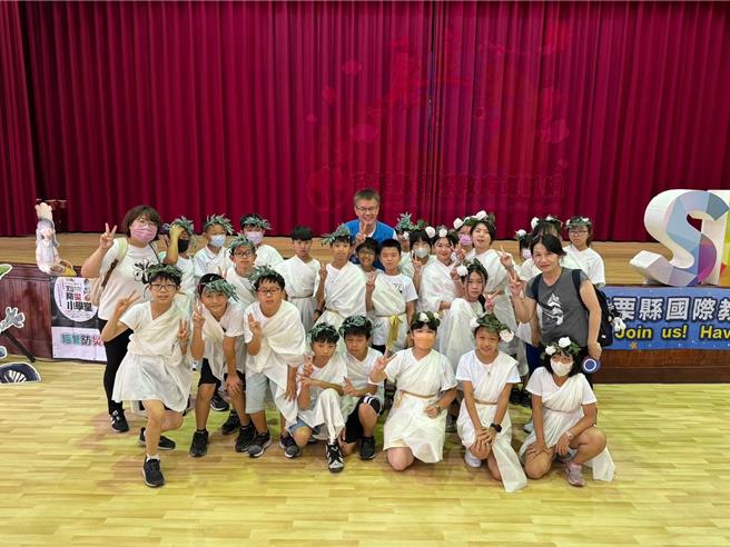 每校都盛裝打扮。（苗栗縣政府提供／李京昇苗栗傳真）