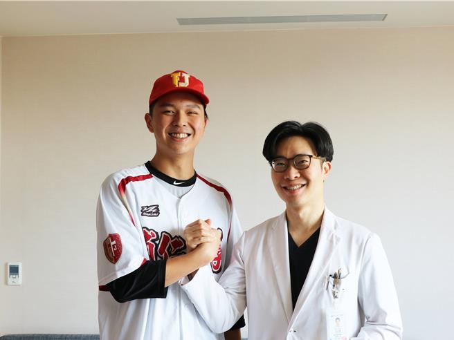 身为队上主力捕手的李奇轩（左），运动伤害造成的腰背痛让他苦不堪言，庆幸联新国际医院骨科主治医师何京泽（右）的内视镜手术成功，让他神速回到球场发挥实力。（联新国际医院提供／吕筱蝉桃园传真）