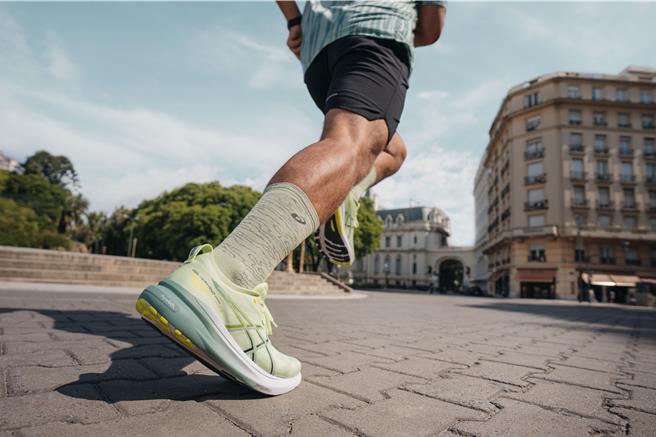 ASICS GEL-KAYANO 31於6日起全台直營與經銷通路上市，5180元。（ASICS提供／朱世凱台北傳真）