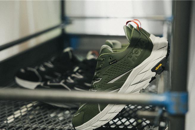 HOKA Anacapa X WTAPS聯名鞋款推兩款限量新色碳岩黑、軍事綠，6480元。（HOKA提供／朱世凱台北傳真）