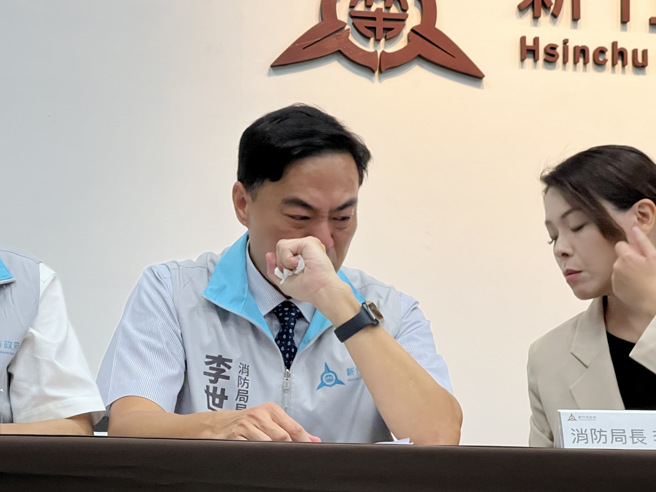 消防局长谈到重点处不禁哽咽拭泪。(王惠慧翻摄)