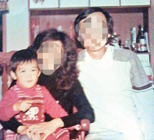 唐治平幼時和爸媽的合照，坐媽媽腿上的他，十分可愛。（報係資料照）