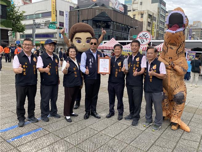 提前庆祝警察节，桃园南区各分局响应挽袖捐热血，活动也获中坜仁海宫支持。(警方提供／吕筱蝉桃园传真)