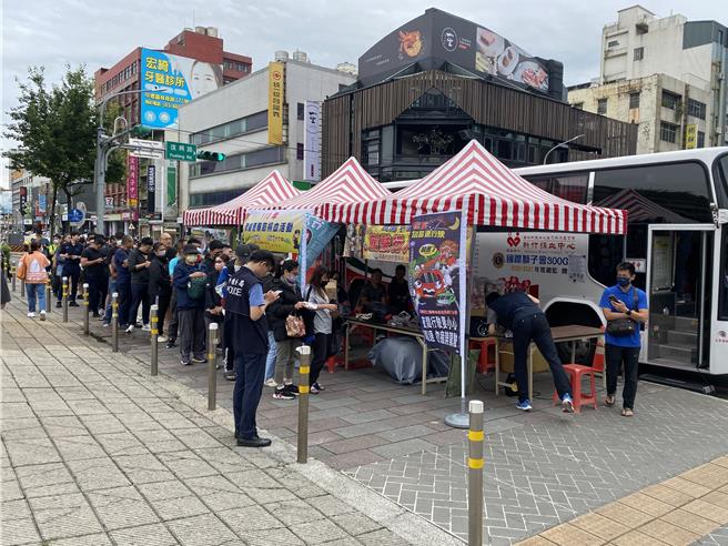 提前庆祝警察节，桃园南区各分局响应挽袖捐热血，活动也获中坜仁海宫支持。(警方提供／吕筱蝉桃园传真)