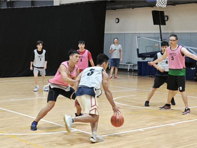 為慶祝6月15日警察節，桃園市平鎮警分局利用常訓時間舉辦3對3籃球、桌球及羽球競賽初賽。(警方提供／呂筱蟬桃園傳真)