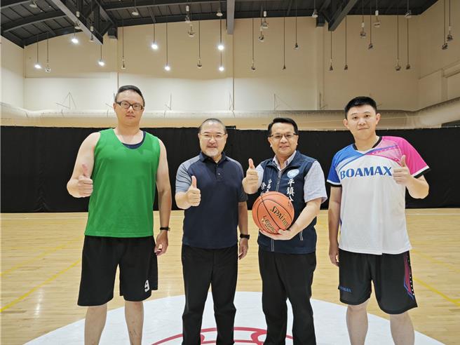 為慶祝6月15日警察節，桃園市平鎮警分局利用常訓時間舉辦3對3籃球、桌球及羽球競賽初賽。(警方提供／呂筱蟬桃園傳真)