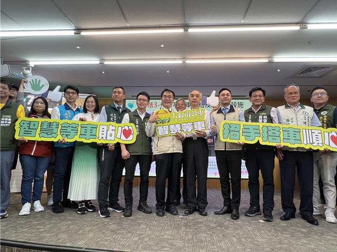 全台首創的公車「智慧等車」功能，從4日起在大台南公車70路、佳里至嘉義高鐵站的橘9及橘9-1等3條路線正式啟用。（洪榮志攝）