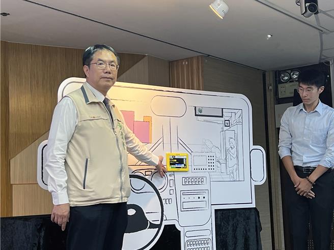 全台首創的公車「智慧等車」功能上線，市長黃偉哲示範按下公車站牌的實體按鈕，提醒公車駕駛該站有人等車。（洪榮志攝）