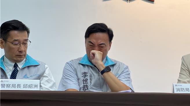 当天参与救护的基层消防救护员高瑞彤说明现场状况时情绪激动痛哭，一旁的消防局长李世恭也忍不住落泪。（王惠慧摄）