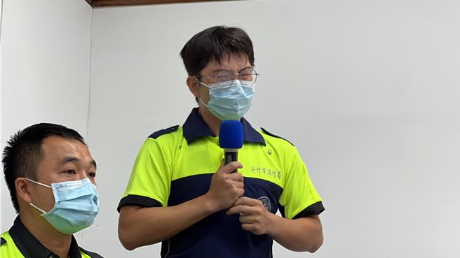 当天参与救护的基层消防救护员高瑞彤说明现场状况时情绪激动痛哭。（王惠慧摄）