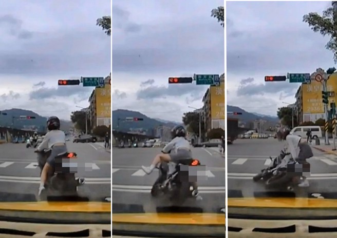 一名穿小短裙露出美腿的女騎士，停等紅燈時突然重心不穩倒車，還好有好心人幫忙扶車。（翻攝爆料公社）