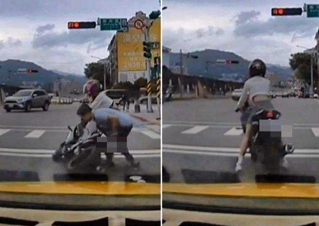 一名穿小短裙露出美腿的女騎士，停等紅燈時突然重心不穩倒車，還好有好心人幫忙扶車。（翻攝爆料公社）