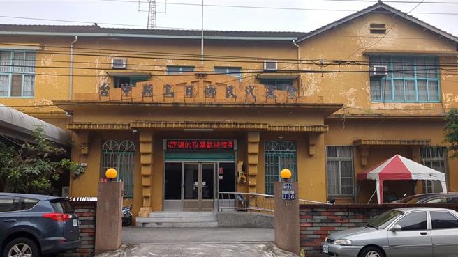 市議員張家銨4日表示，提案建請台中市府規畫修復烏日庄役場，並將烏日警分局遷移。（陳淑娥攝）