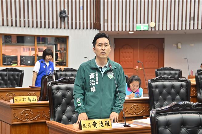 民進黨議員黃治維關心台東縣府社會處喪葬補助費。（台東縣議會提供／蔡旻妤台東傳真）