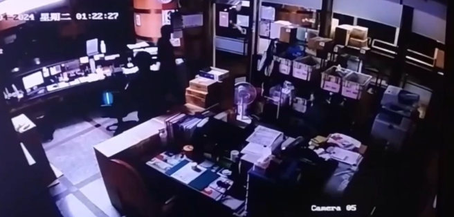 巡逻员警到场，随即对56岁陈姓保全施以心肺復甦。（图 / 刘咏韵翻摄）