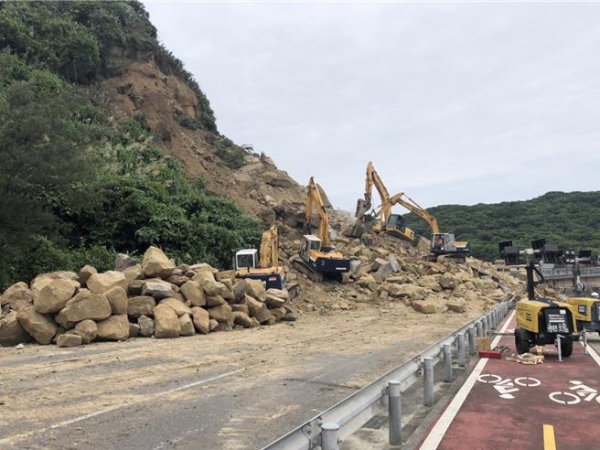 基隆台2线70.06K处3日下午2时51分发生坍方造成交通双向阻断，现场已移出11辆遭埋车辆。（公路局提供／蔡明亘台北传真）