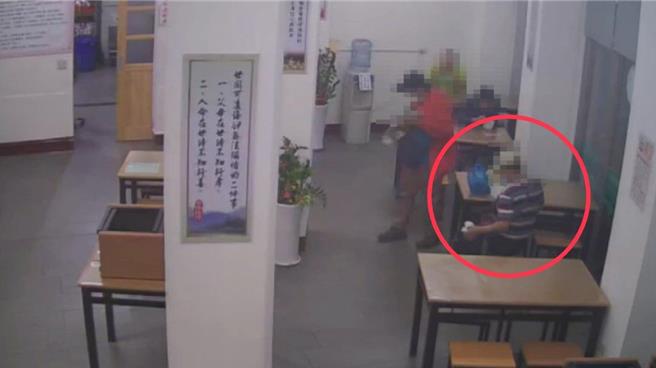 身穿黑白条纹上衣男子，见同桌男子离座手机未拿，竟起贪念将手机窃走。（警方提供／任义宇高雄传真）