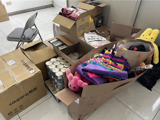 不少民眾寄送玩偶零食到消防局，犒赏辛苦的搜救犬。（翻摄照片／洪靖宜高雄传真）