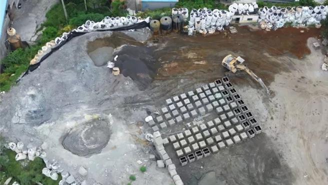 苗栗县苑里镇顺天段约半公顷土地长期被不肖业者挖坑洞滥倒废酸液。（苗栗县政府提供／李京升苗栗传真）