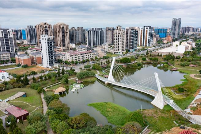 前立委沈富雄16日表示，「弊案在桃园不分蓝绿，因为真正在桃园好几千亿更改地目的土地，尤其是航空城，航空城真的去挖的话，在分割划分的过程当中，先有消息然后去赚钱的，蓝绿都有」。(中时资料照)