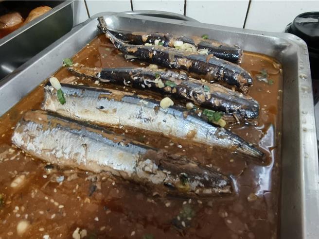 自助餐店特色菜「日式佃煮秋刀鱼」很多主顾客讚不绝口。（廖素慧摄）