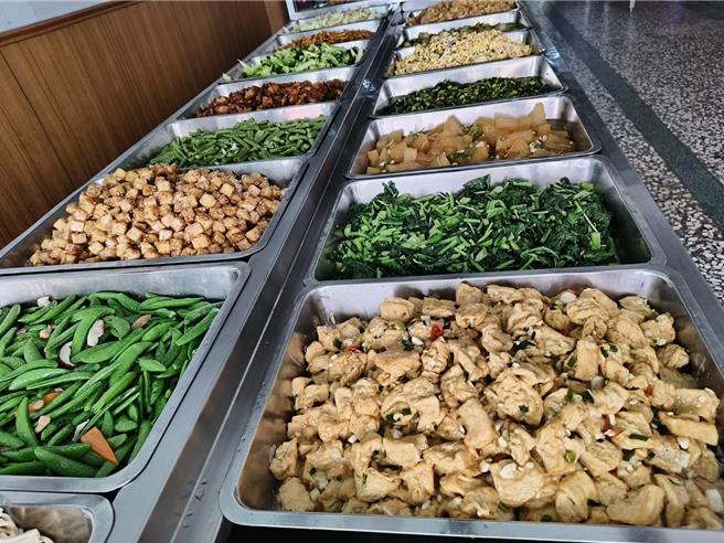渔家庄自助餐店每天的菜色丰富多样。（廖素慧摄）