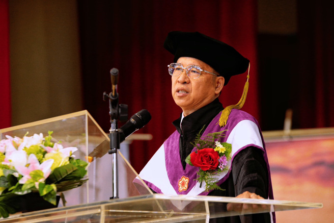 唐彥博校長期盼畢業生成為「五星人才」，祝福同學擁有「五心」，讓學校未來能引以為榮、為傲。(照片/聖約翰科技大學提供)