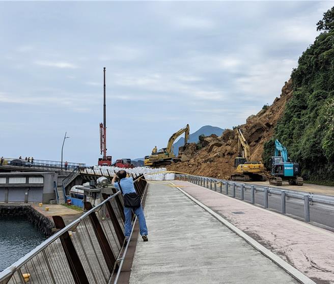 公路局搶災人員已在油槽上方用太空包圍起防護牆，希望能夠為萬一發生土石再崩落的情況時，提供油槽一點保障。（張志康攝）