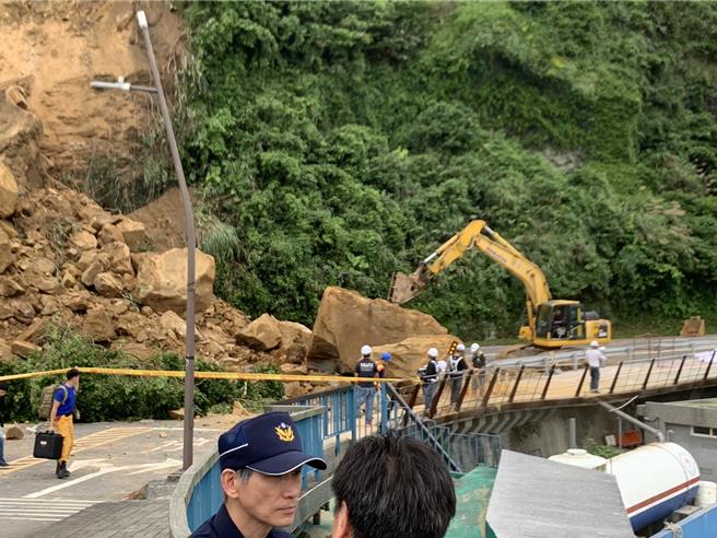 3日山崩意外發生時，可以看到土石掉落的區域，距離長潭里漁港的油槽只相隔自行車道而已，直線距離不到5公尺。（徐佑昇攝）