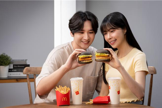 麥當勞「微牽絲起司排雙牛／脆豬堡」、「起司雙牛／豬排堡」6月5日起至7月9日回歸，單點104元起、經典套餐169元起。（麥當勞提供／朱世凱台北傳真）