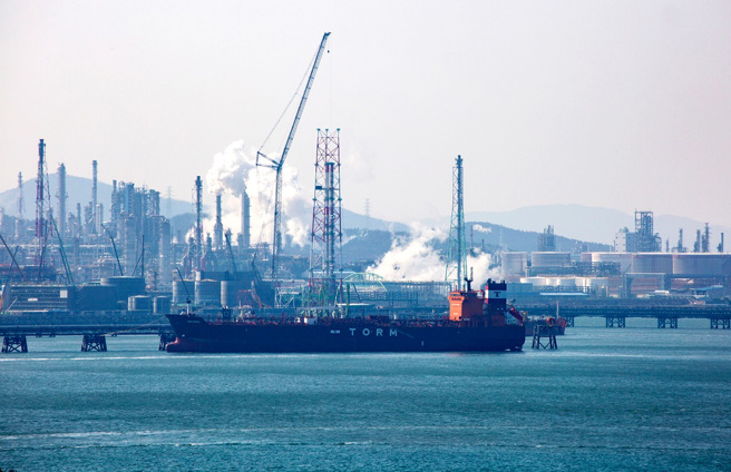 南韩宣布，东海发现储量达140亿桶石油、天然气的可能性「非常高」，总价值更可能是三星电子市值的5倍。不过目前南韩能源需求仍仰赖进口。图为仁川附近的油轮。（资料照：shutterstock／达志）