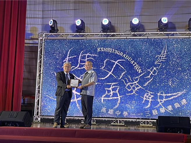 雄中為95歲日籍校友宮城政三郎頒出睽違78年的畢業證書，由台灣老兵關懷協會理事長朱家煌代領，雄中校長莊福泰將於6月底啟程前往沖繩，親自將畢業證書送到宮城政三郎手上。（雄中提供／任義宇高雄傳真）