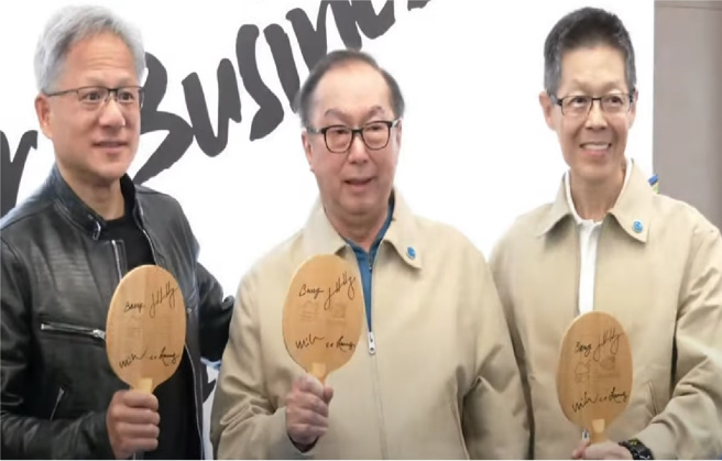 辉达执行长黄仁勋逛电脑展，广达送上桌球拍礼物纪念。（由左至右：黄仁勋、广达董事长林百里、云达总经理杨麒令）。（图／中时新闻网YT截图）