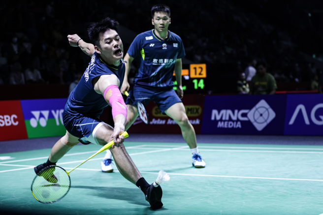 王齊麟（前）積極撲救。（Badminton Photo提供）