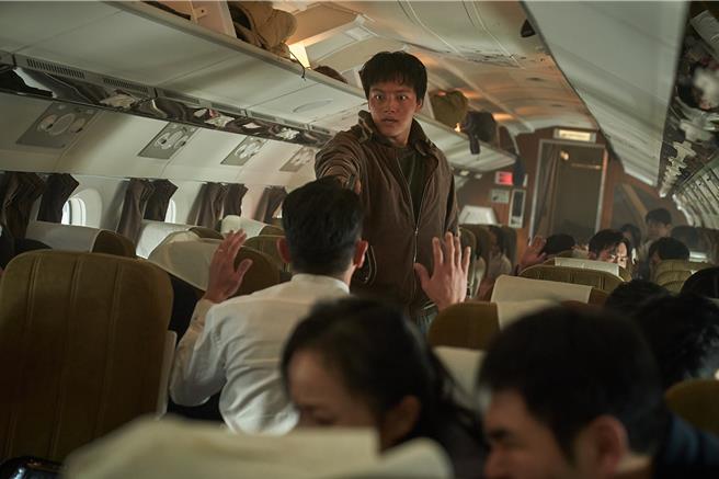 呂珍九首次挑戰反派，在《亡命機劫》中飾演劫機犯。（圖／索尼影業提供）