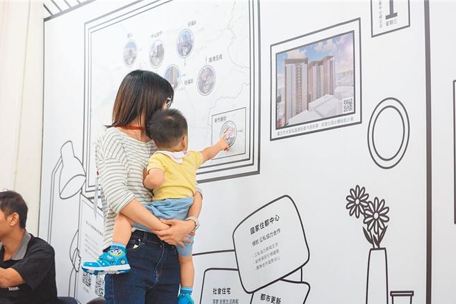 内政部近日公布「社会住宅租金分级原则」草案，强化社会住宅对弱势家庭的照顾，除预计提供低收入及中低收入家庭适用市价3至5折的租金优惠外，也协助身心障碍者、受暴家庭、特殊境遇家庭等社会弱势适用较低租金，期建立更公平的租金分级制度。（本报资料照片）