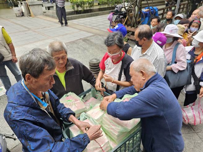 万华爱心餐爆遭人变卖，义工揭发恶劣行径。(游定刚拍摄)