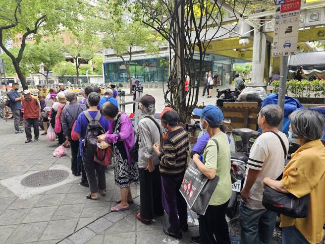 民眾带大袋子领爱心餐，疑似拿去变卖。(游定刚拍摄)