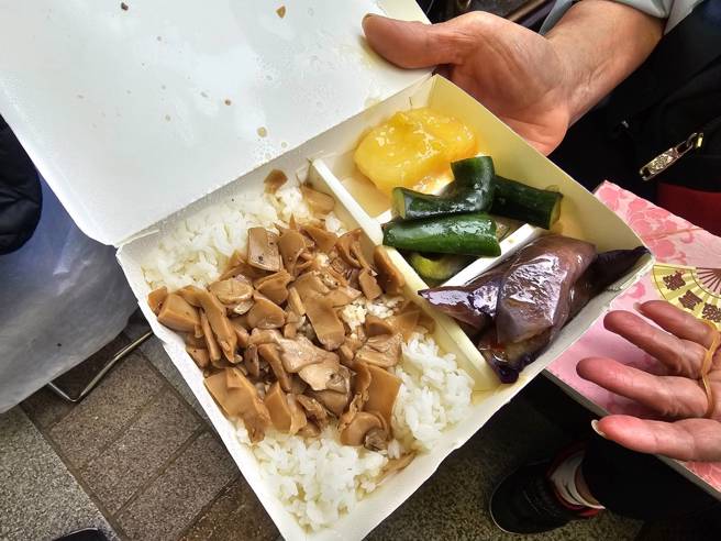 民眾将素食便当一个30元转卖给他人。(游定刚拍摄)
