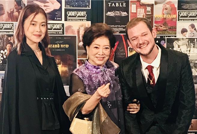 陈淑芳（中）4日和演员左右（右）、导演徐千淳共同出席红毯活动。（翰森娱乐提供）